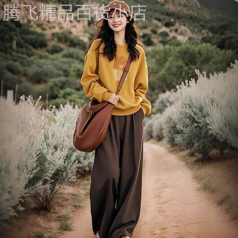 黄色多巴胺加绒加厚女爆款2025时尚洋派秋冬季小个子显瘦正肩卫衣