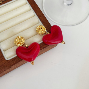 2026年新年红色爱心耳环女复古气质心形吊坠镀金高级小众轻奢耳饰