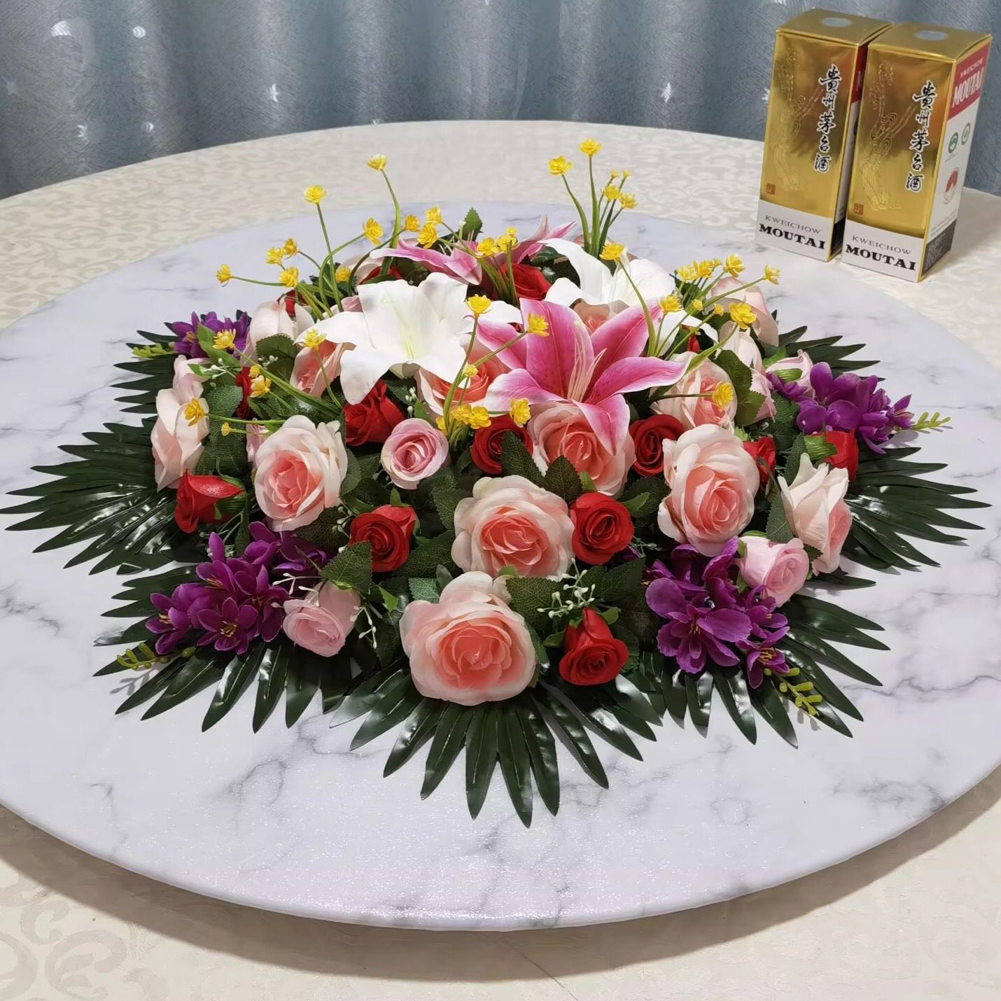 酒店圆桌中间摆花仿真玫瑰百合花