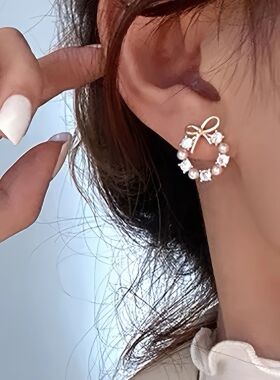 1 Pair of Christmas Pearl Earrings in Gold, Elegant and Cute