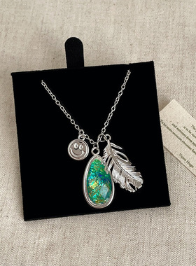 高级感幻彩石羽毛笑脸吊坠项链女轻奢独特质感时尚潮流颈链锁骨链