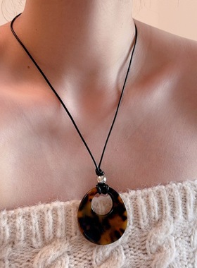 豹纹醋酸圆环吊坠项链女轻奢小众高级感简约长款皮绳毛衣链配饰品