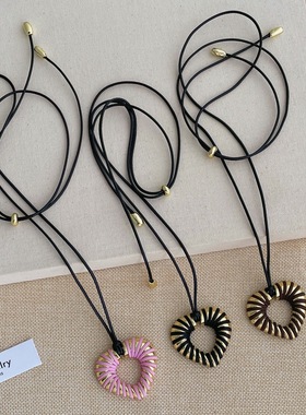 高级感新款爱心绕皮绳项链轻奢小众设计感可调节桃心吊坠款锁骨链