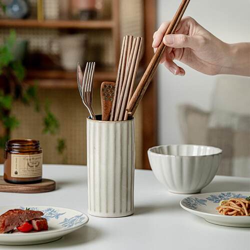 芦苇复古浮雕陶瓷筷子筒