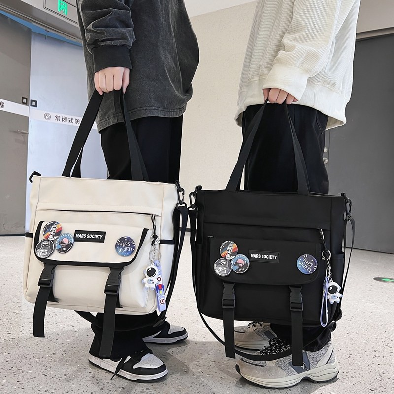 斜挎包男款单肩女生工装潮牌2026新款旅行户外轻便大容量运动背包