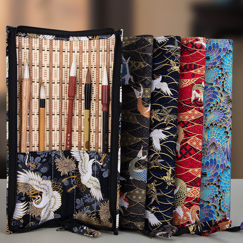 入相文房毛笔笔帘浪蓝孔雀翎精致手提文房笔袋便携式毛笔收纳拉链可封闭式毛笔手拉古风锦鲤仙鹤海