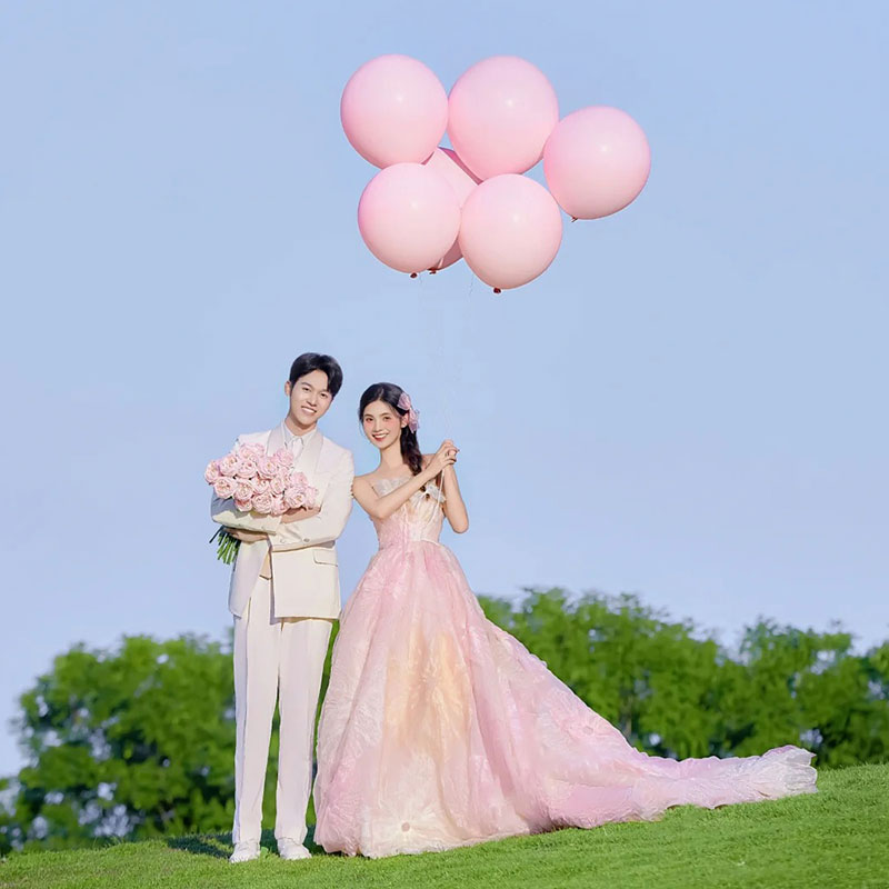 网红彩色气球户外草地拍照