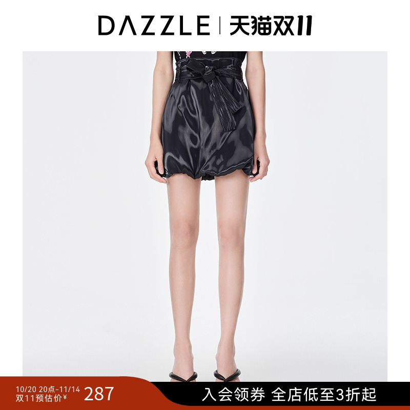 腰部设计	捏褶细节	下摆设计