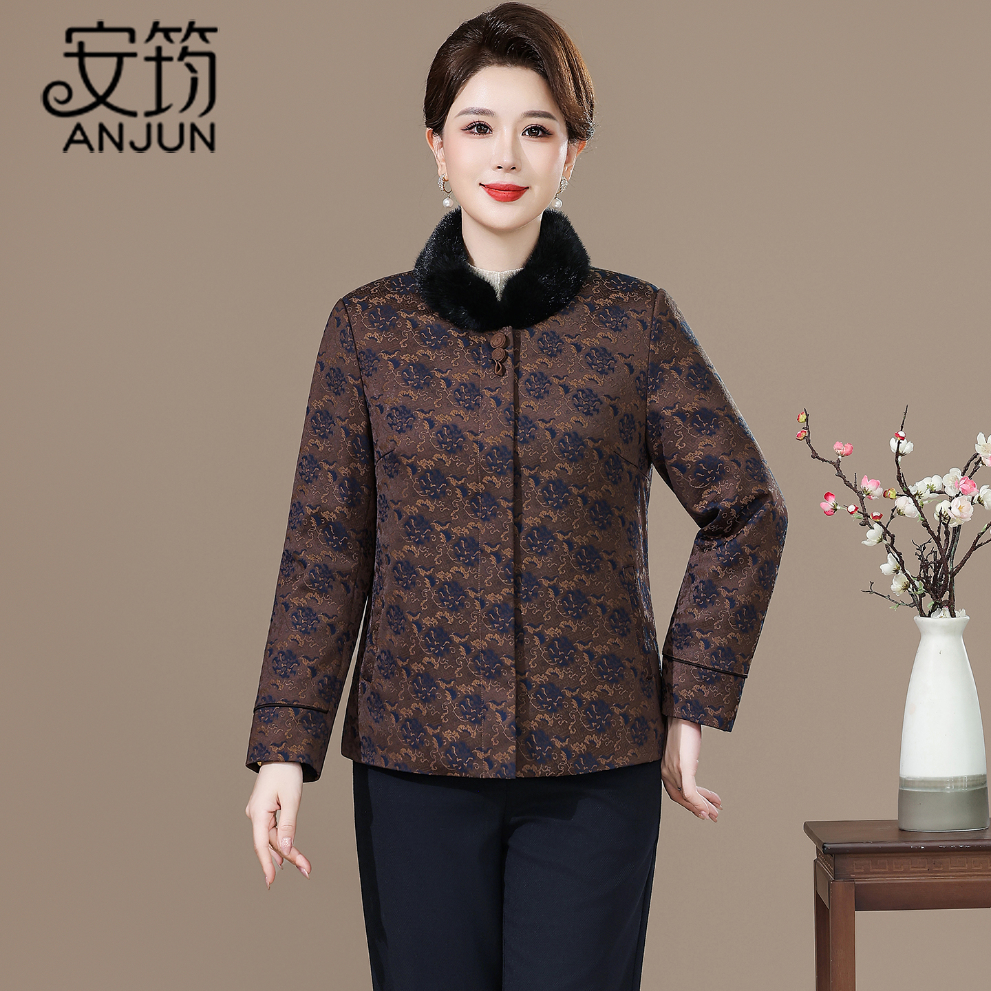 短款羽绒服女妈妈国风冬季水貂毛领外套2025年冬新款中老年鹅绒服