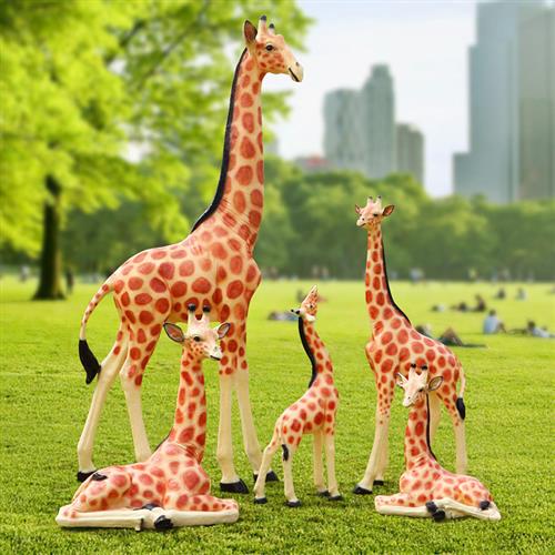 户外仿真长颈鹿大型摆件园林景观玻璃钢动物雕塑公园草坪落地装饰