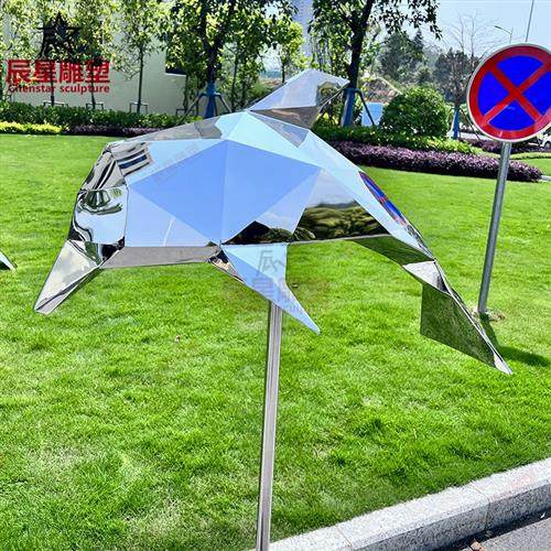 户外不锈钢镜面几何海豚鱼雕塑定制公园草坪广场酒店水池景观装饰