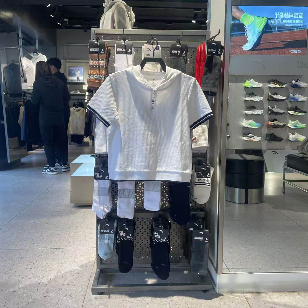 安踏莫代尔亲肤连帽女半拉链短袖
