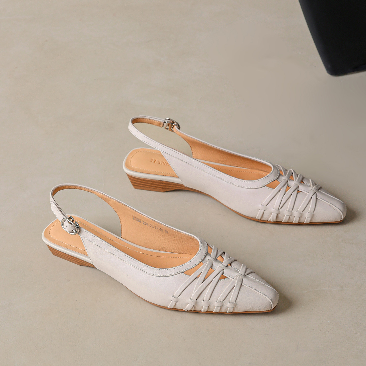 2026新款镂空编织夏季包头凉鞋女平底后空通勤高级感软底真皮单鞋