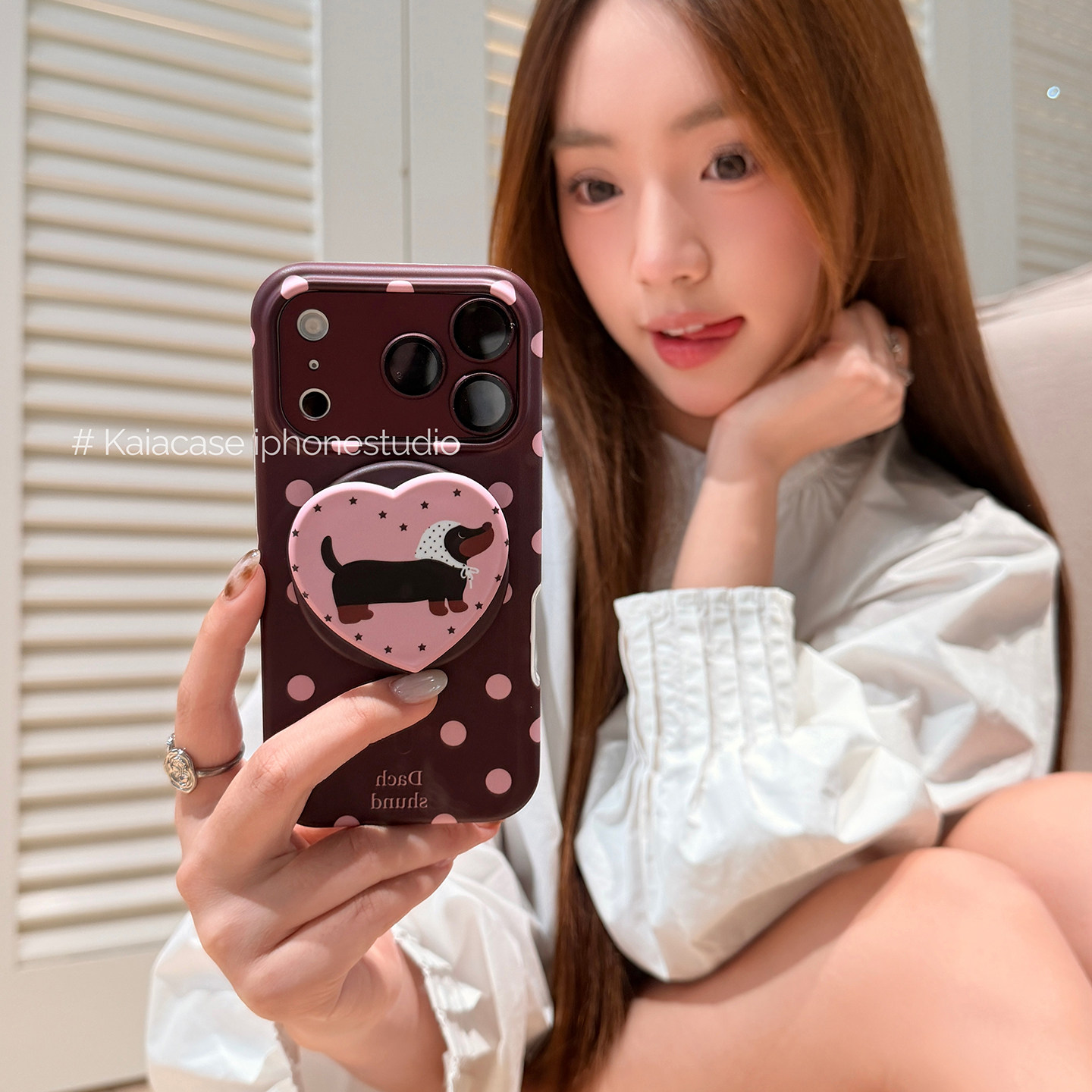 kaia韩系酒红波点爱心腊肠狗适用苹果18promax手机壳iphone17pro新款16磁吸支架15女18pm全包17pro防摔手机套