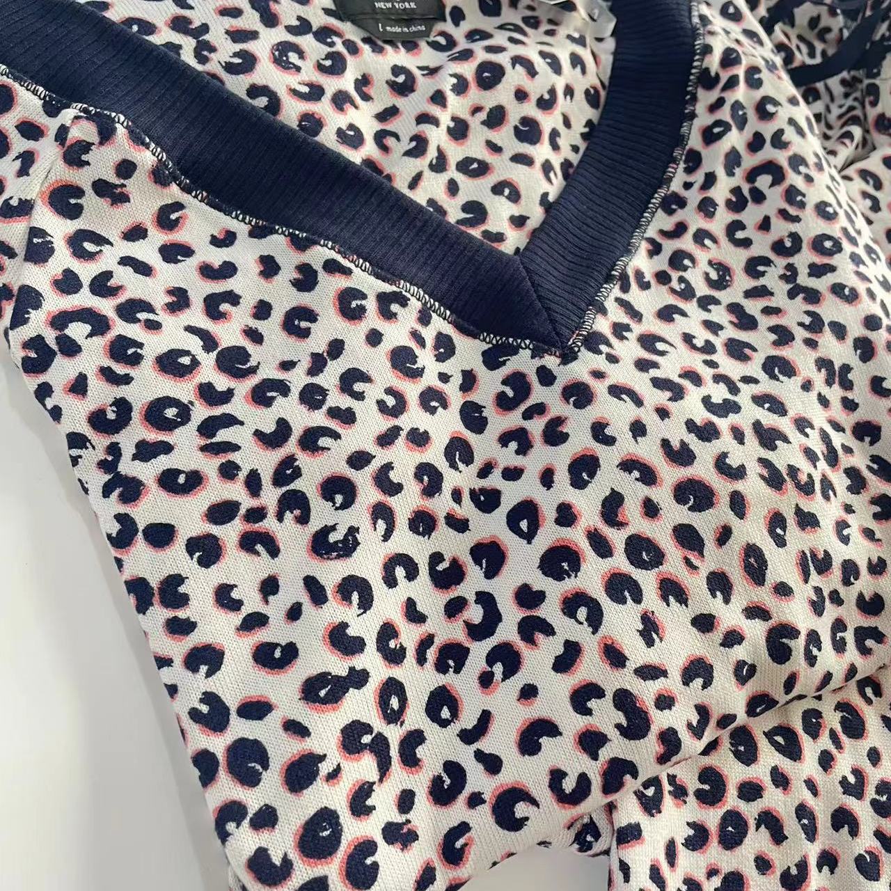 冬日小精灵～深蓝图案粉色锁边可甜可野甜酷的雪豹纹