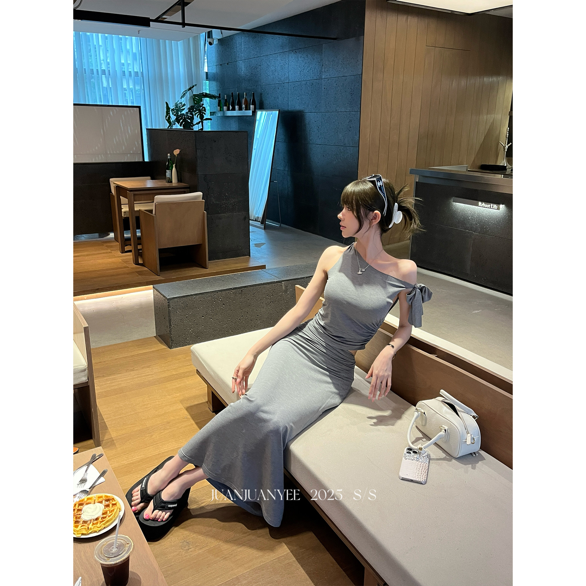 juanjuanyee【卡戴世家】不规则一字肩背心扭结包臀半身长裙套装