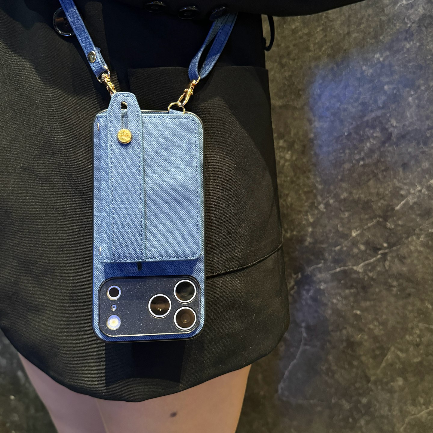 深色牛仔斜挎iPhone手机壳