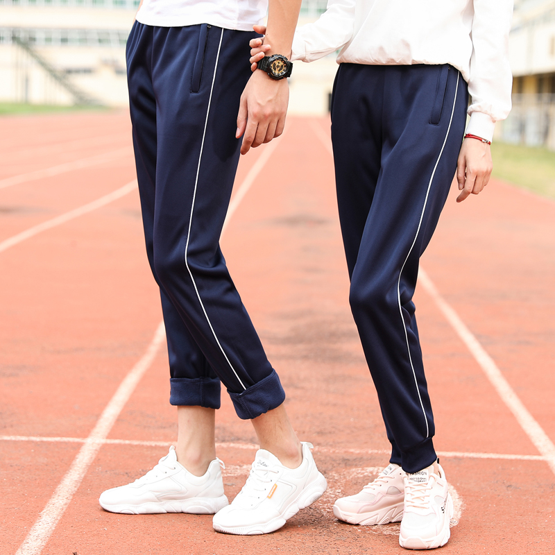 男女中学生一道脚显单杠校服裤