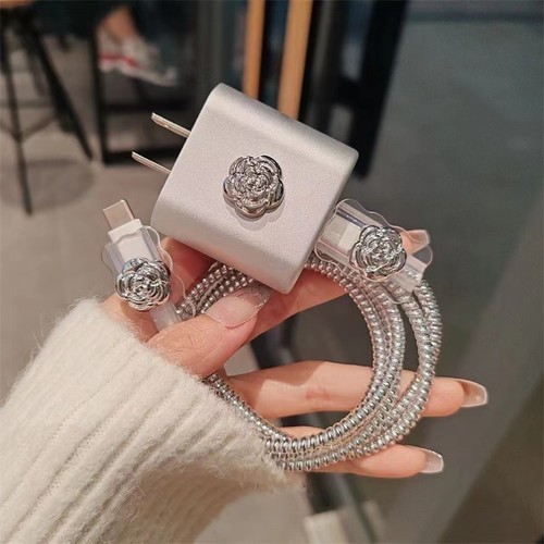 适用苹果16轻奢玫瑰充电器保护套