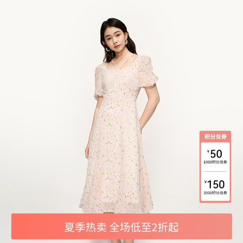 法式方领设计展露锁骨