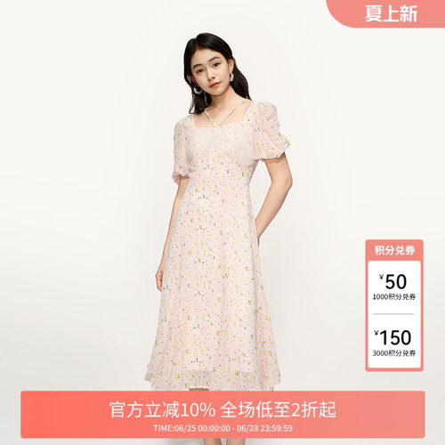 法式方领设计展露锁骨