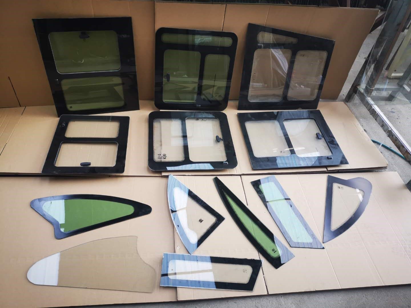 电动三轮车侧门三角异形钢化玻璃