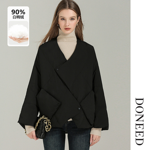 DONEED冬款设计感交叠门襟蓬松慵懒前短后长贴袋V领羽绒服外套女