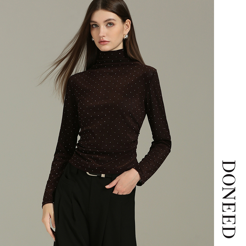 DONEED秋款时尚休闲褶皱显瘦烫钻设计感高领打底叠穿上衣女