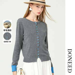 DONEED2025初秋圆领设计感撞色拼接扭结纽扣舒适慵懒长袖毛衣女