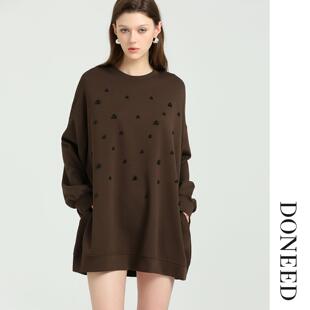 DONEED2025初秋休闲圆领落肩袖宽松显瘦手工钉珠装饰卫衣连衣裙女