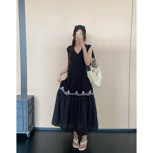 设计感无袖拼接网纱连衣裙女2026夏新款V领休闲时尚洋气A字背心裙