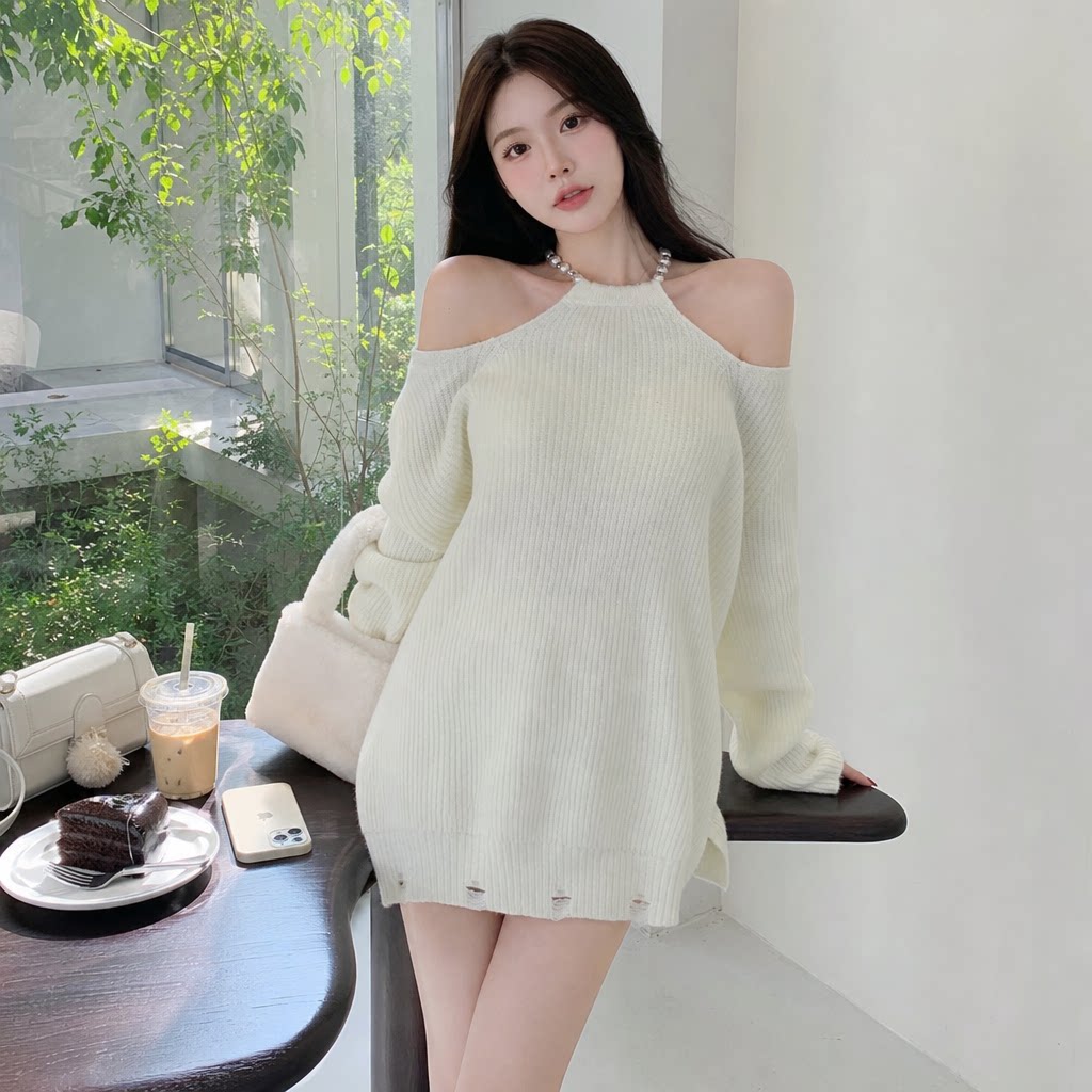 高级感白色挂脖露肩软糯毛衣女
