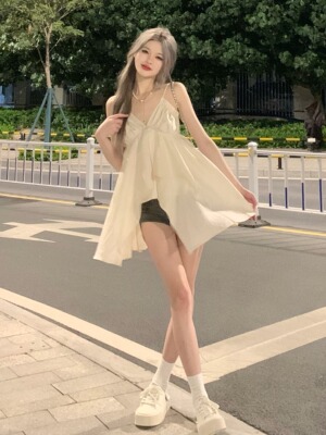 温柔风米白色不规则吊带女夏季高级感气质遮肉中长款V领无袖上衣