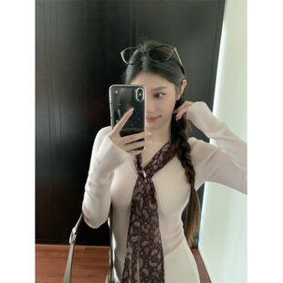 甜美风纯色小众设计感飘带V领长袖针织衫女装秋冬季别致打底上衣