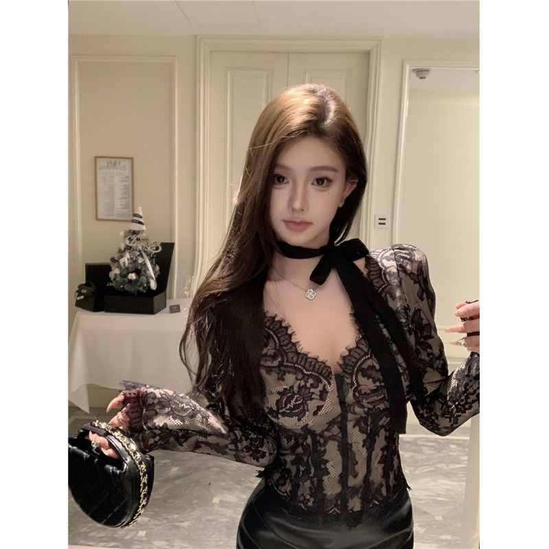 辣妹蕾丝拼接V领长袖打底T恤