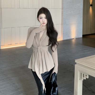V领压褶慵懒风时尚性感长袖T恤