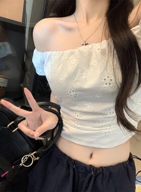 白色镂空刺绣一字肩衬衫女夏季2026年新款法式小飞袖紧身短款上衣
