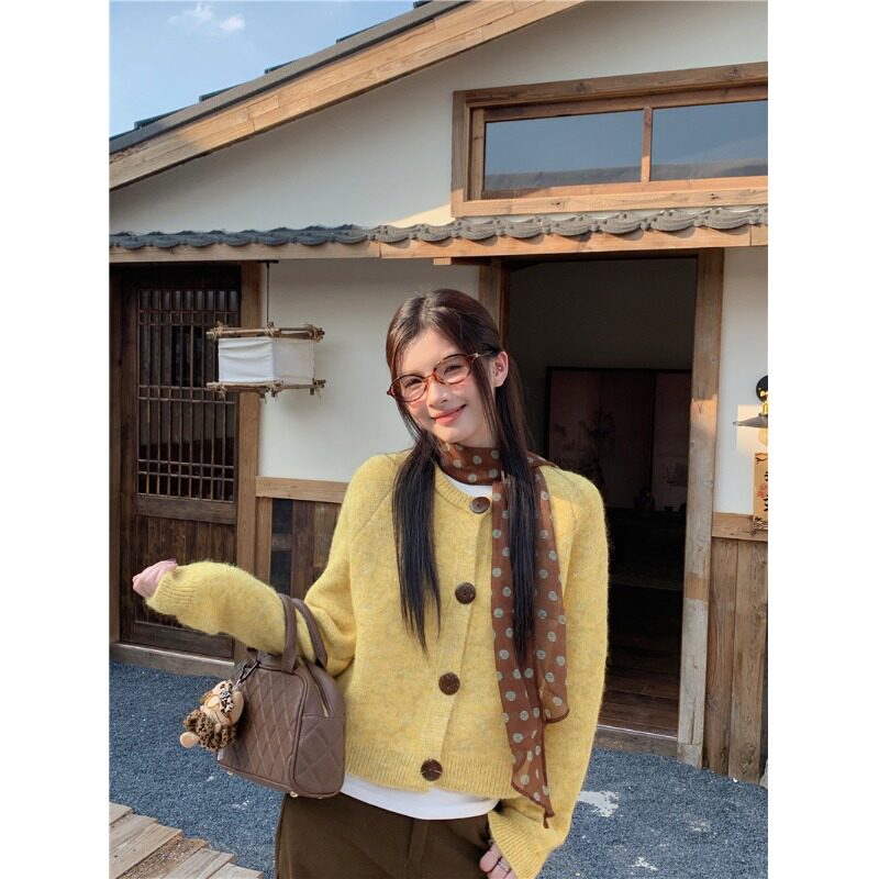 黄色小香风椰子扣短款针织开衫女