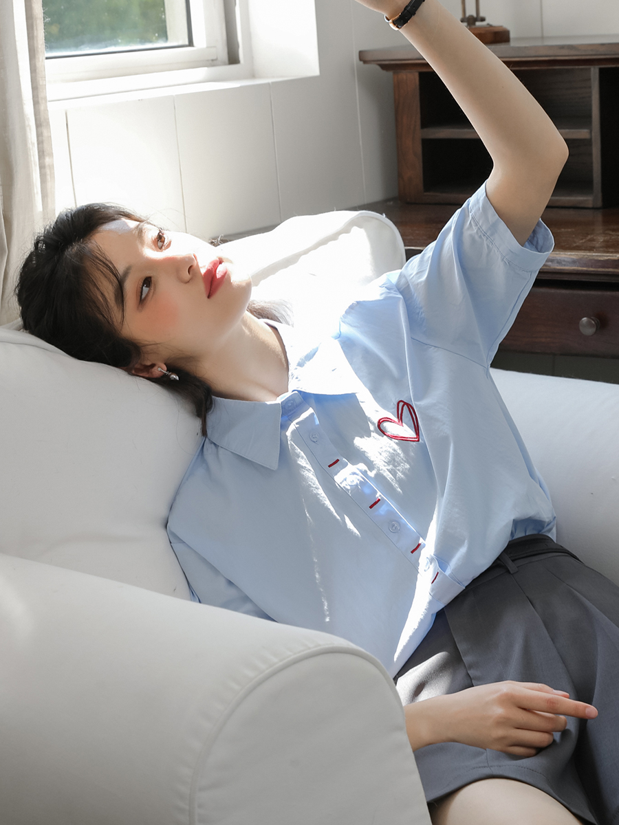 学院风polo领爱心刺绣宽松衬衣设计感小众短袖白衬衫上衣女夏新款