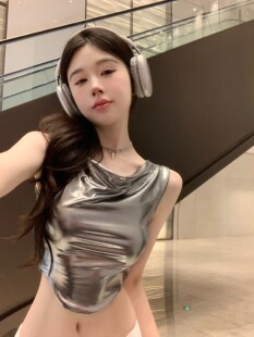 清冷感辣妹荡领弧形下摆背心女紧身短款 露肚脐银色上衣潮 新款 夏季