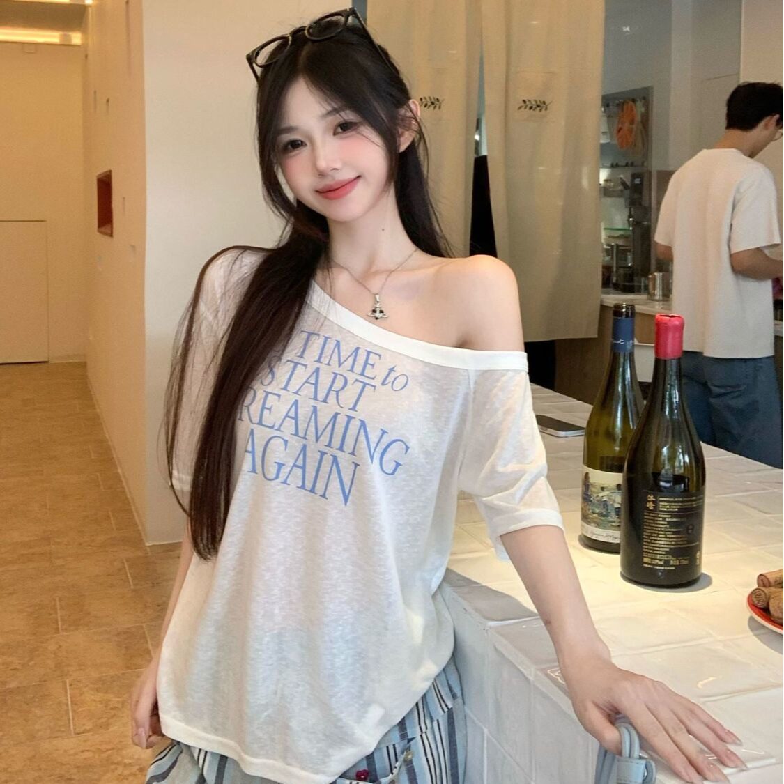 黄色字母印花斜肩微透短袖T恤女
