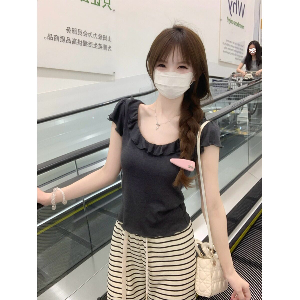 多巴胺深灰U领木耳边修身T恤