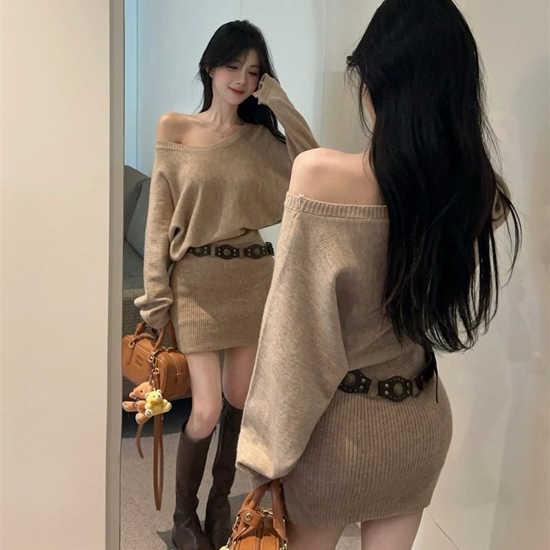 卡其色斜肩长袖针织连衣裙女秋季修身毛衣短裙纯欲风收腰包臀裙子