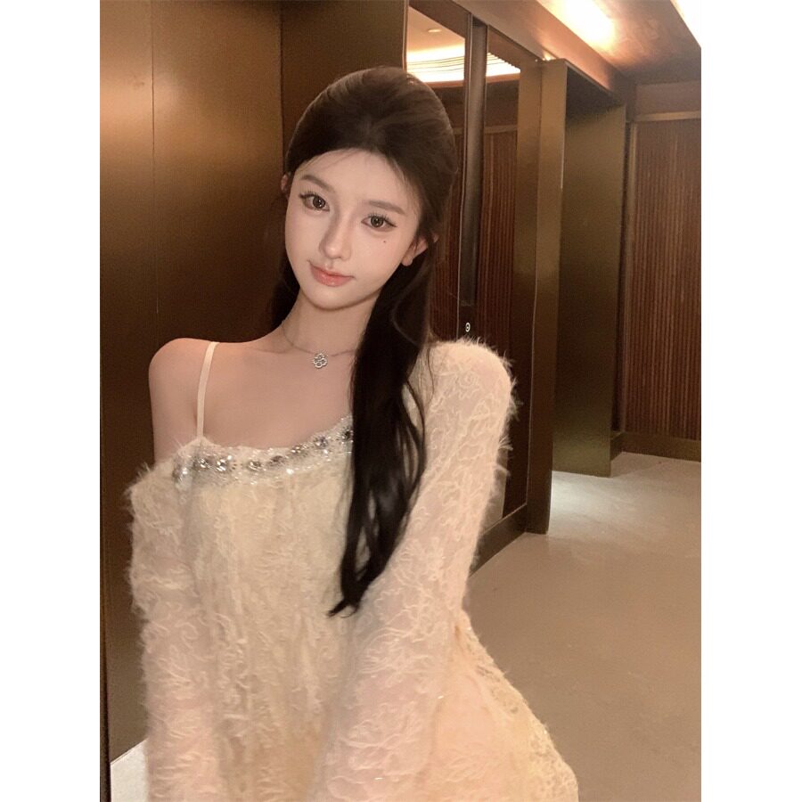 重工镶钻斜领露肩毛衣女