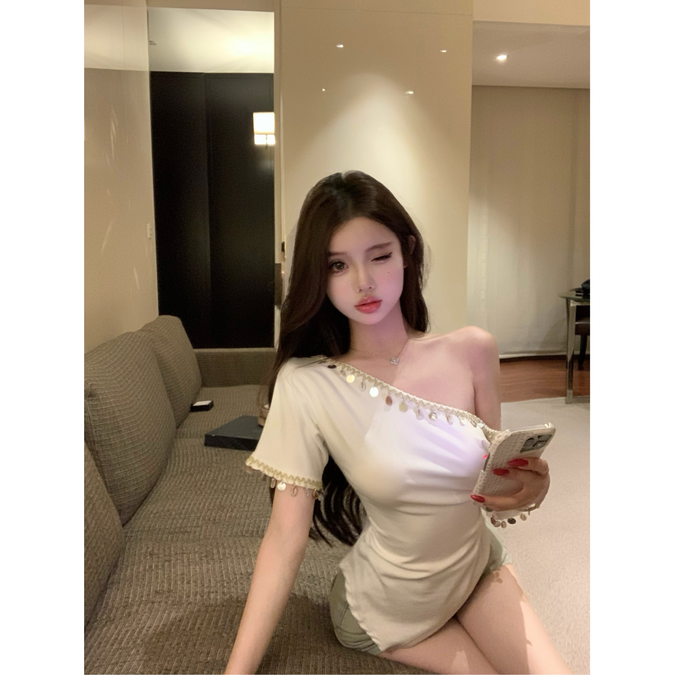 贝壳流苏斜肩短袖T恤女装夏季白色设计感小众不规则修身露肩上衣