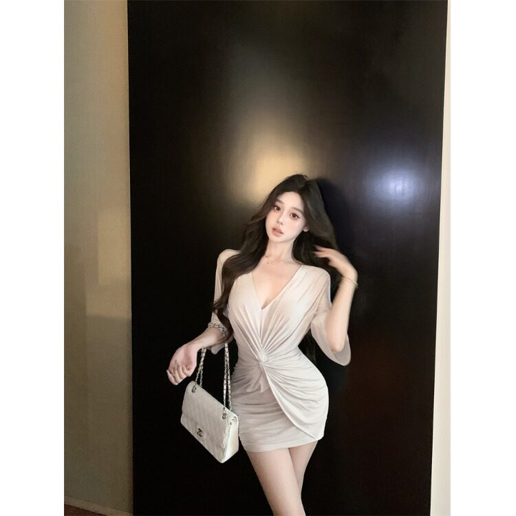 轻奢法式褶皱扭结v领连衣裙气质收腰显瘦韩版性感包臀裙短裙子ins