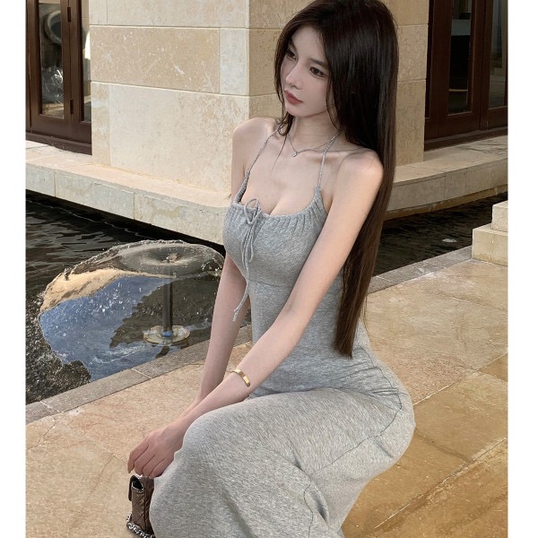 时尚纯欲风甜辣系带浅灰色修身掐腰版型吊带连衣裙女高级感长裙子