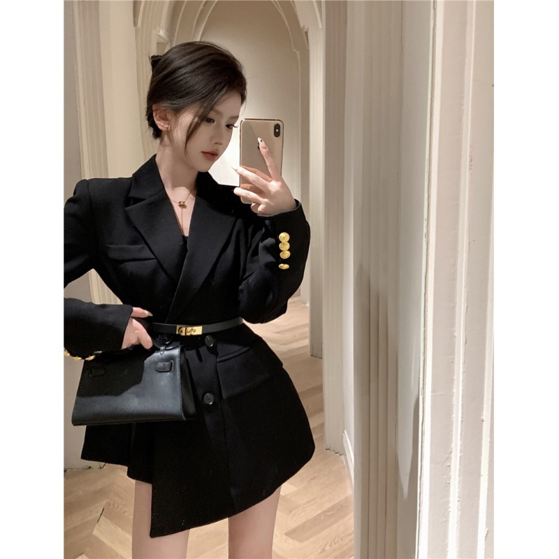 复古黑色西装外套女秋季2024新款不规则收腰赫本风高级感西服上衣