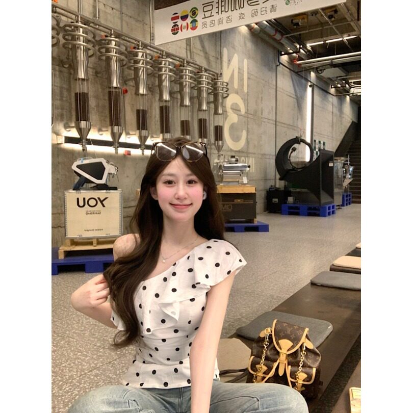 法式荷叶边无袖衬衫女夏季设计感辣妹斜肩露肩修身背心别致上衣潮