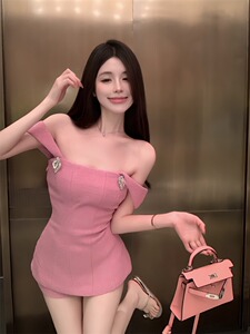 夏季2024新款条纹无袖露肩挂脖包臀连衣裙女辣妹气质欲纯ins短裙